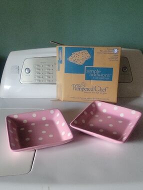 The Pampered Chef Pink Polka Dot Square Dishes Set